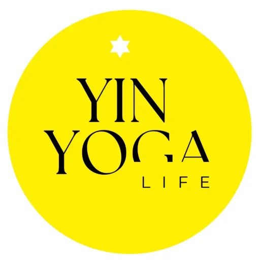 Logo mit gelbem Kreis, in dem mittig die Worte „YIN YOGA LIFE“ in schwarzer, eleganter Serifenschrift stehen; darüber ein kleiner weißer sechszackiger Stern.